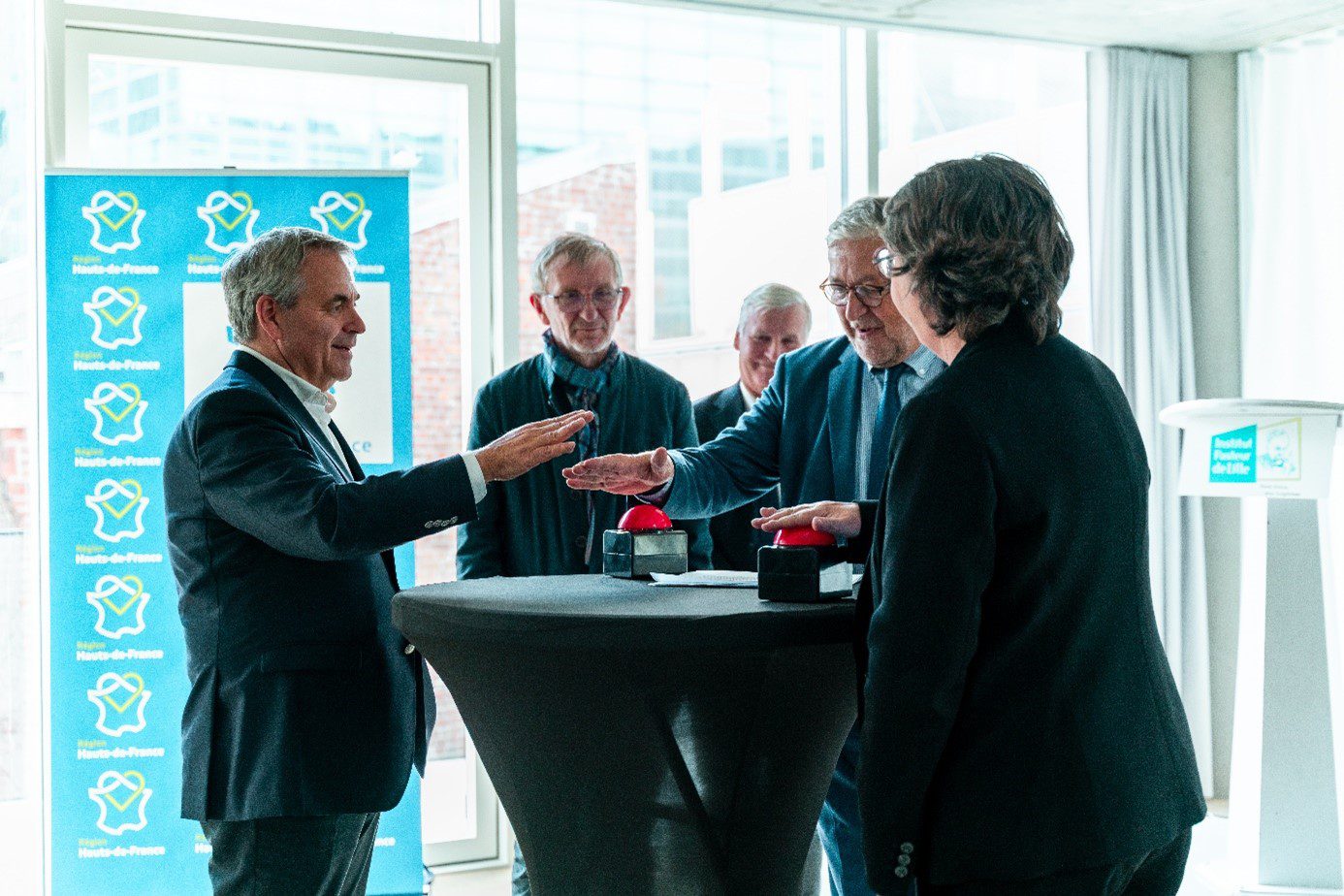 Sandrine Gaudin, Xavier Bertrand, Jacques Richir, Frédéric Batteux, Didier Bonneau à l'Institut Pasteur de Lille